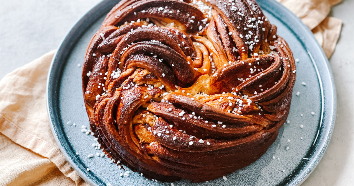 Easy Giant Cinnamon Roll Recipe for Impressive Holiday Brunches